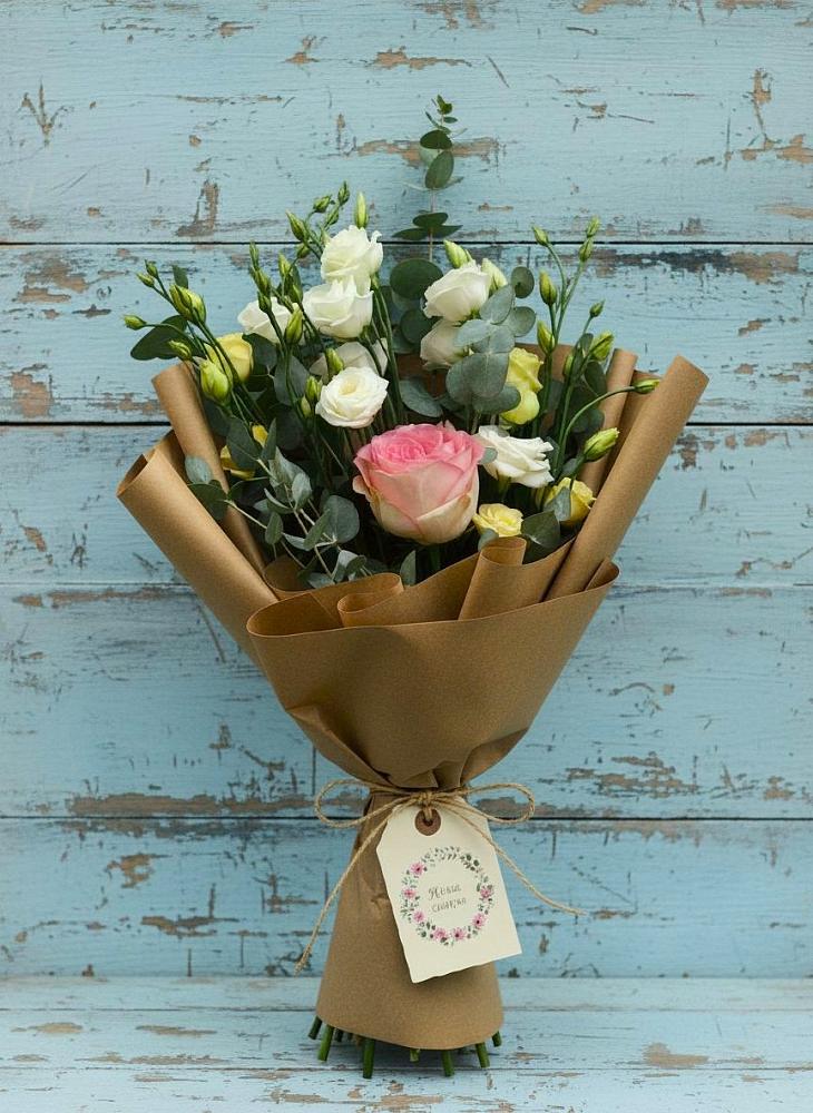 Букет цветов из: Розы и Лизиантусы в Рощино Новгородская область