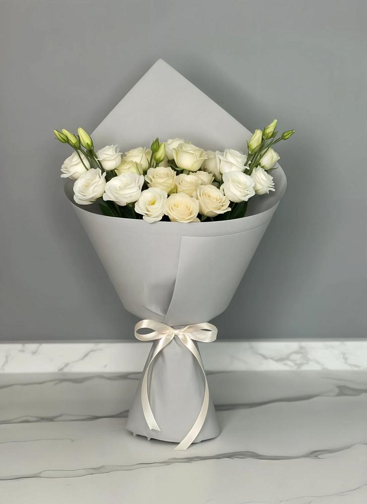 Букет цветов из: Розы и Лизиантусы в Рощино Новгородская область