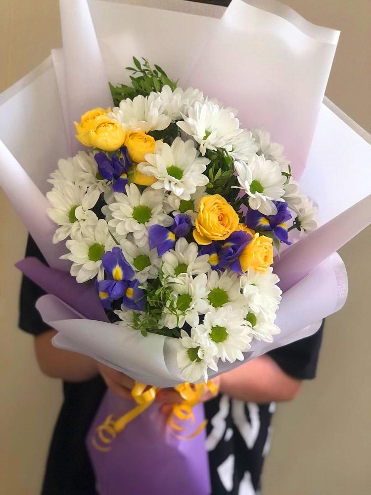 Букет цветов из: Ирисы, Хризантемы и Розы в Рощино Новгородская область