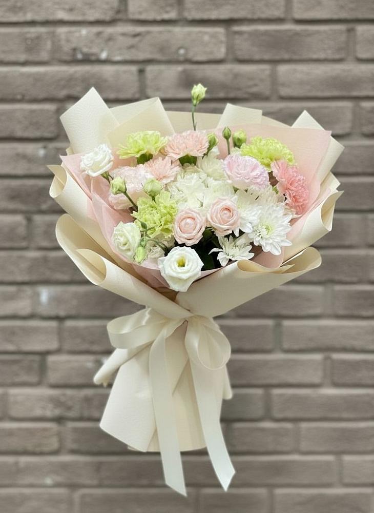 Букет цветов из: Гвоздики, Розы, Лизиантусы и Хризантемы в Рощино Новгородская область