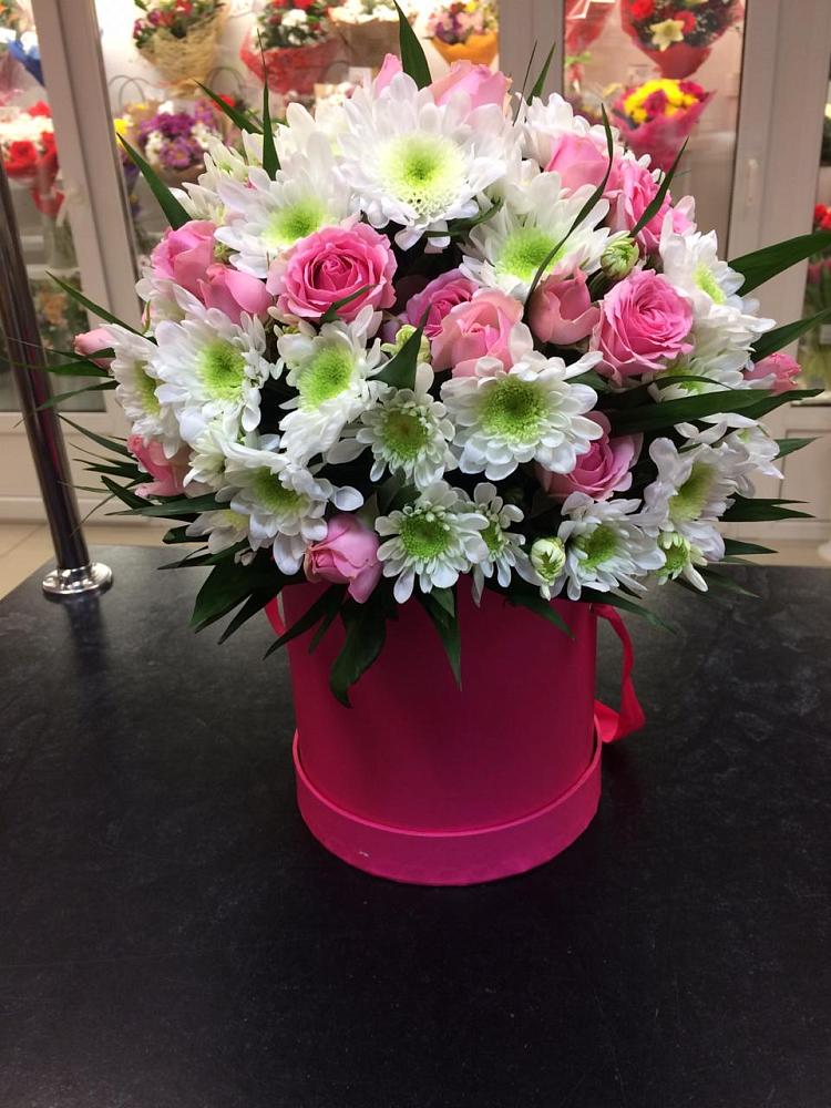 Цветочная композиция из Розы и Хризантемы в шляпной коробке в Рощино Новгородская область