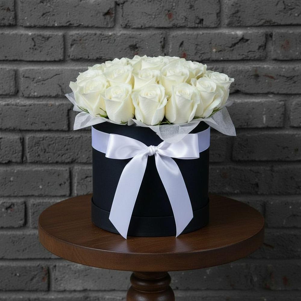 Цветочная композиция из Розы в шляпной коробке в Рощино Новгородская область