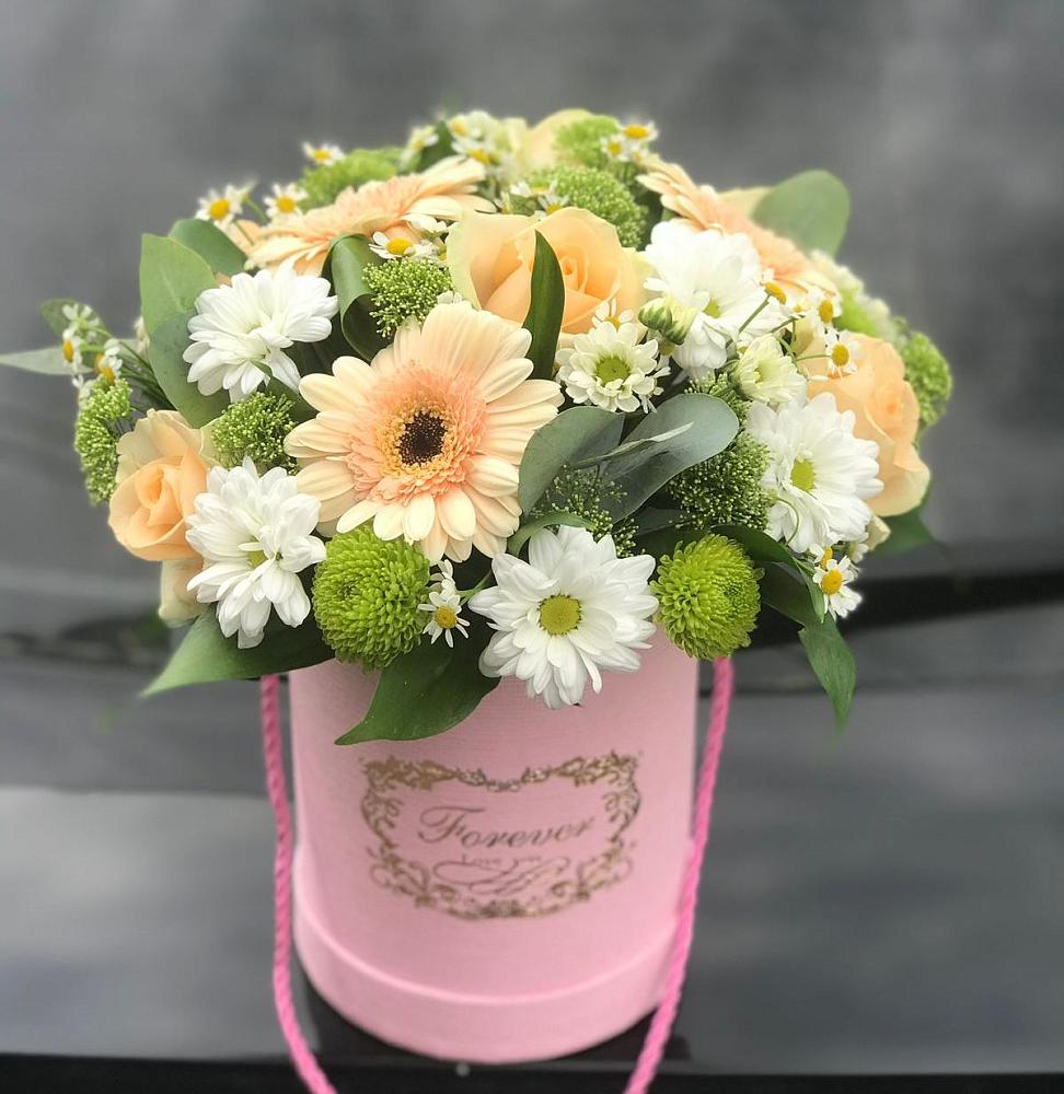 Цветочная композиция из Розы, Герберы и Хризантемы в шляпной коробке в Рощино Новгородская область