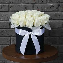 Цветочная композиция из Розы в шляпной коробке в Рощино Новгородская область